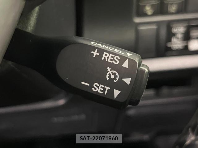 Toyota VOXY 2017-10 8276765-6