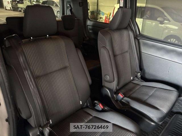 Toyota VOXY 2019-07 8277018-3