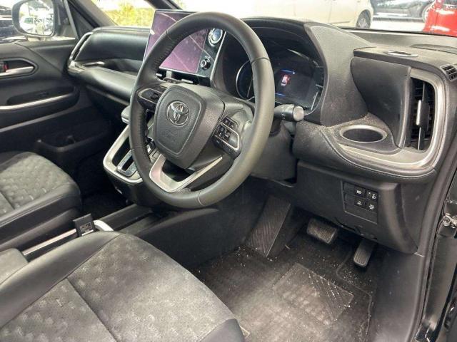 Toyota VOXY 2023-02 8277022-3