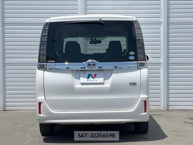 Toyota VOXY 2015-07 8277135-16