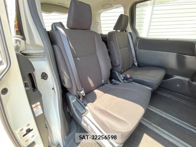 Toyota VOXY 2015-07 8277135-9
