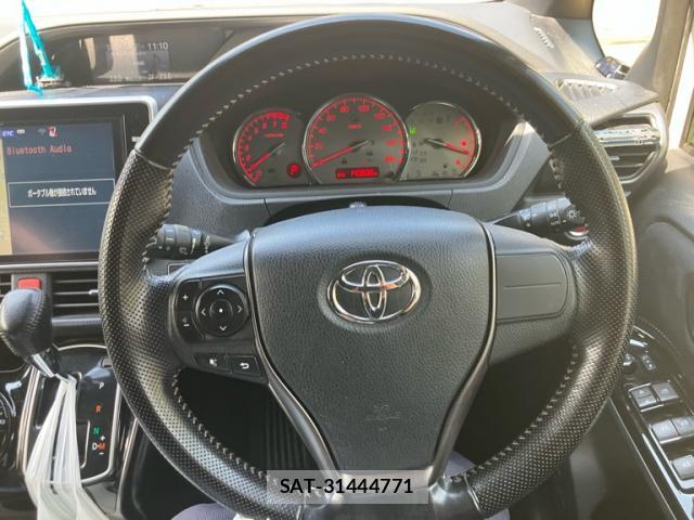 Toyota VOXY 2017-02 8277314-10