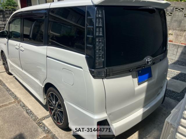 Toyota VOXY 2017-02 8277314-12
