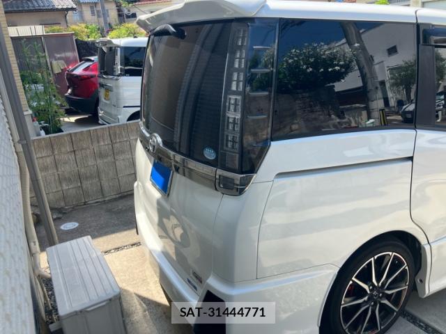 Toyota VOXY 2017-02 8277314-13
