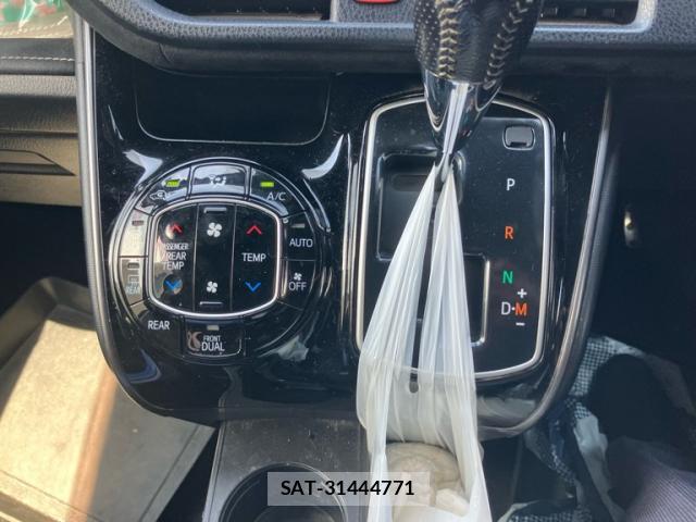 Toyota VOXY 2017-02 8277314-17