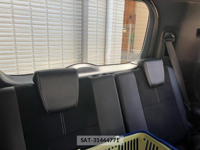 Toyota VOXY 2017-02 8277314-8