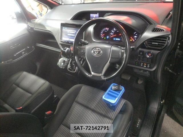 Toyota VOXY 2018-01 8277431-2