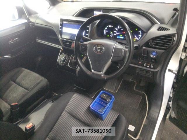 Toyota VOXY 2019-07 8277471-2