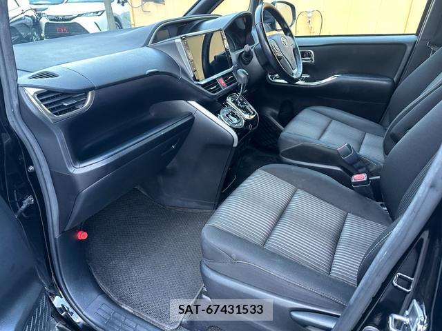 Toyota VOXY 2019-06 8277854-13