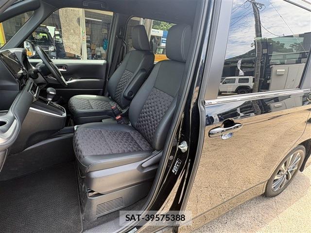 Toyota VOXY 2025-06 8278122-4