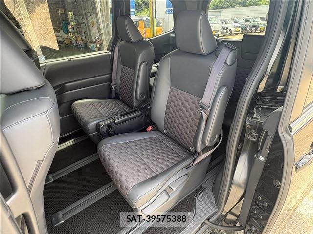 Toyota VOXY 2025-06 8278122-5