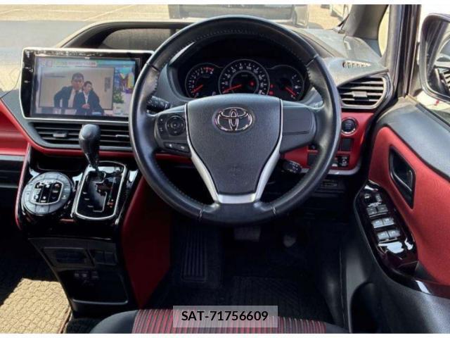 Toyota VOXY 2018 8278324-2