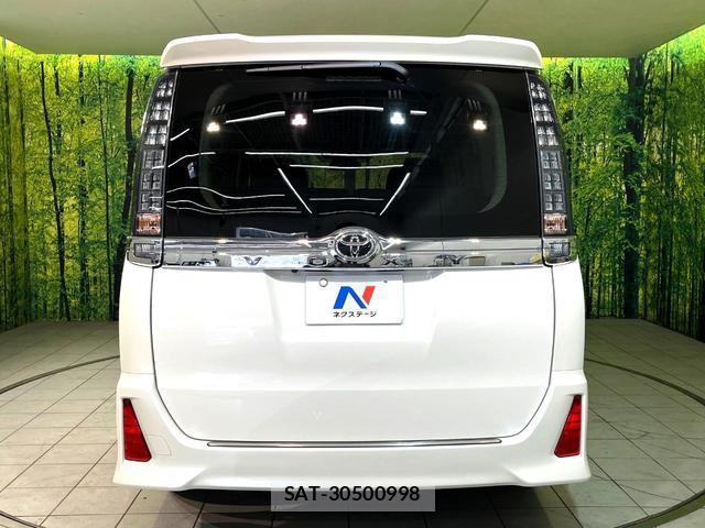 Toyota VOXY 2016-08 8278774-14