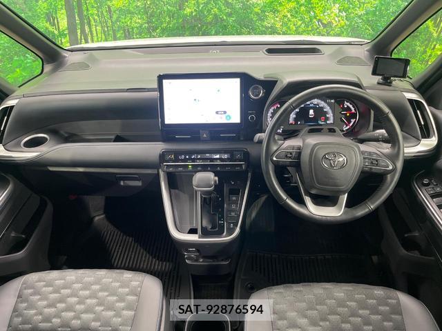 Toyota VOXY 2022-04 8278812-1