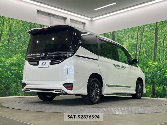 Toyota VOXY 2022-04 8278812-16