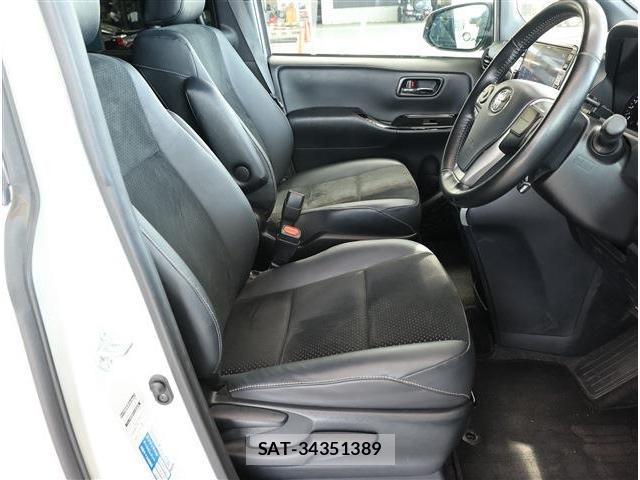 Toyota VOXY 2021-08 8279056-13