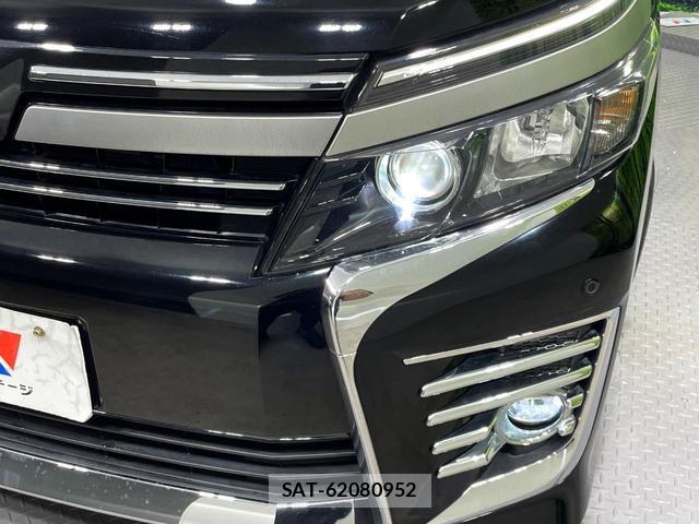 Toyota VOXY 2017-01 8279387-14