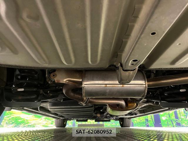 Toyota VOXY 2017-01 8279387-18