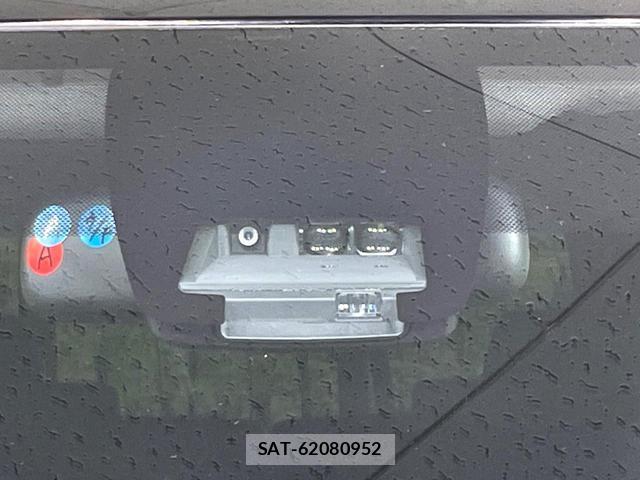 Toyota VOXY 2017-01 8279387-5