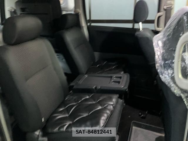 Toyota VOXY 2006-04 8279718-3