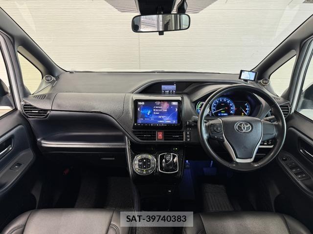 Toyota VOXY 2017-05 8280193-1