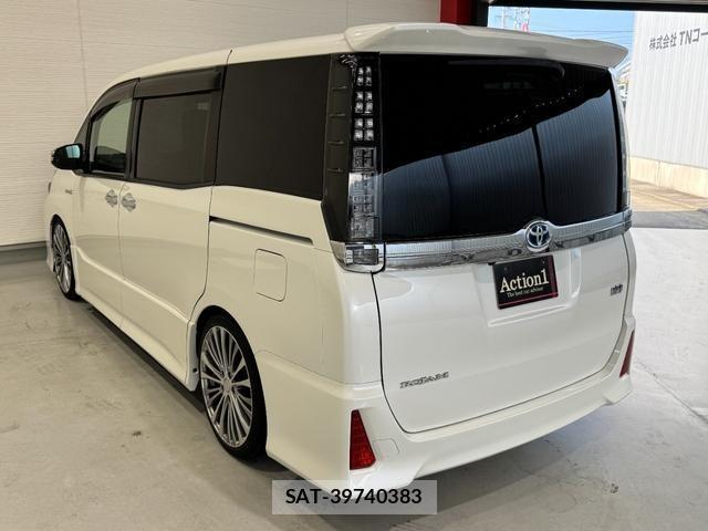 Toyota VOXY 2017-05 8280193-3