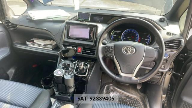 Toyota VOXY 2017-06 8280675-2