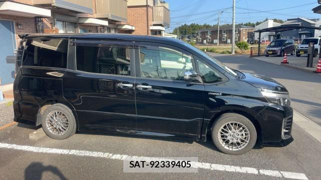 Toyota VOXY 2017-06 8280675-3