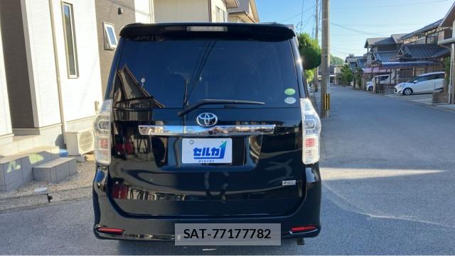 Toyota VOXY 2013-08 8280887-1