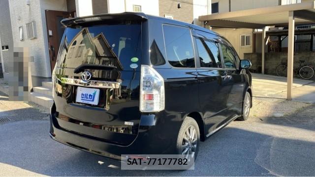 Toyota VOXY 2013-08 8280887-12