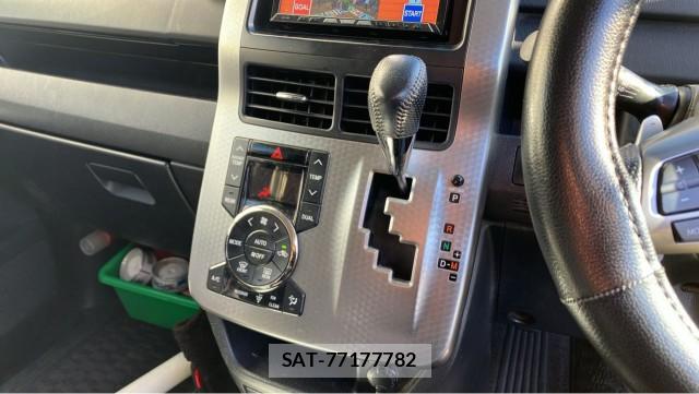 Toyota VOXY 2013-08 8280887-14