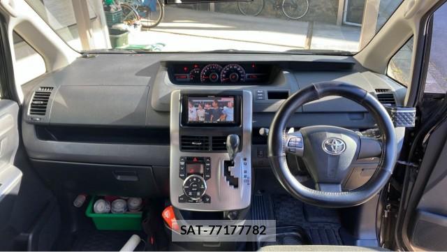 Toyota VOXY 2013-08 8280887-2