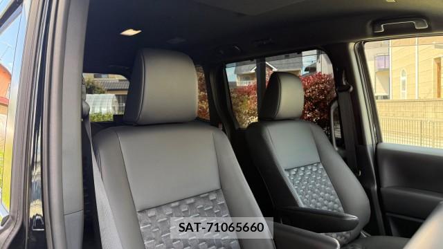 Toyota VOXY 2025-08 8281002-4