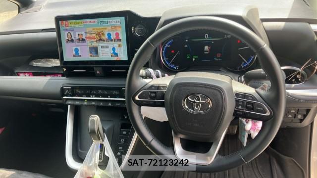 Toyota VOXY 2024-08 8281112-16
