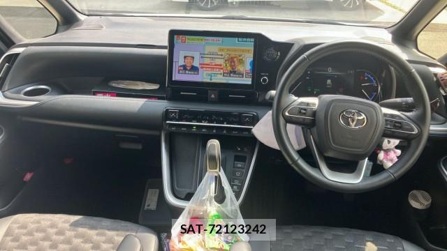 Toyota VOXY 2024-08 8281112-2