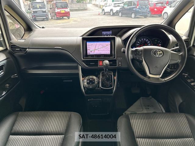 Toyota VOXY 2019-04 8281200-1