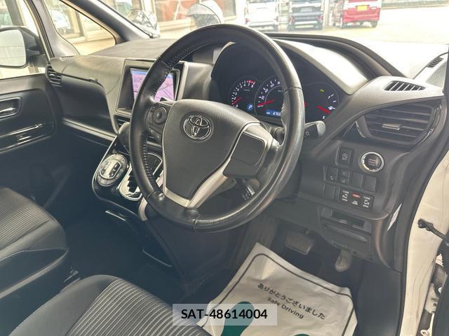 Toyota VOXY 2019-04 8281200-11