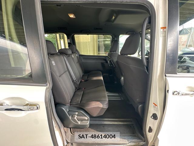 Toyota VOXY 2019-04 8281200-12