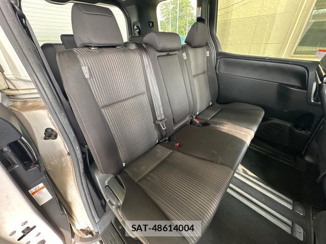Toyota VOXY 2019-04 8281200-13