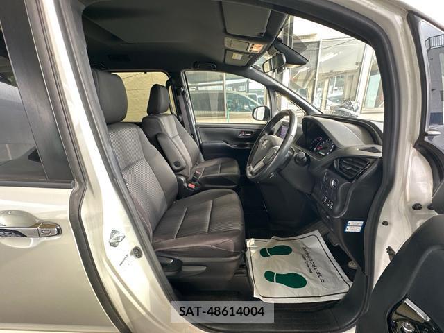 Toyota VOXY 2019-04 8281200-9