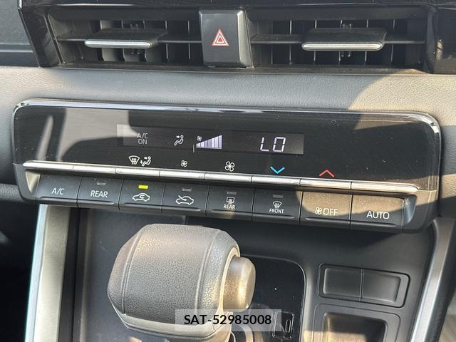 Toyota VOXY 2023-06 8281203-5
