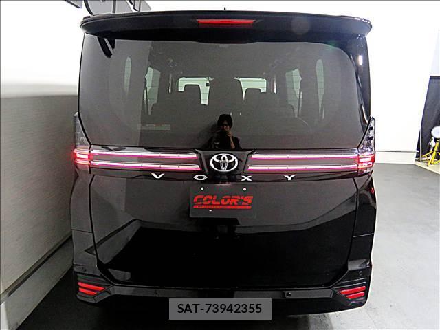 Toyota VOXY 2023-06 8281259-5