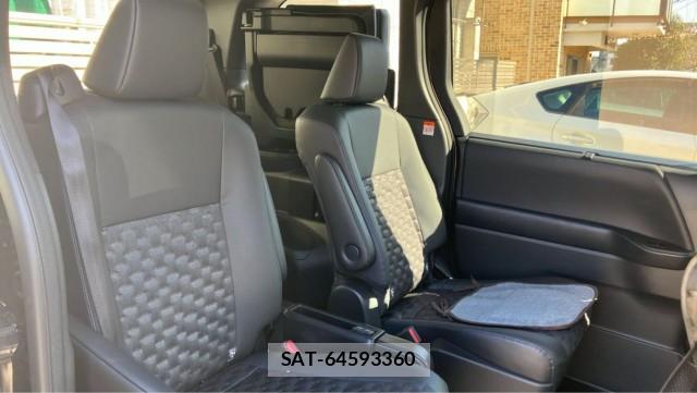 Toyota VOXY 2025-07 8281317-6