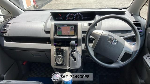 Toyota VOXY 2009-01 8281377-2
