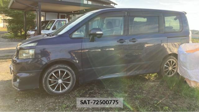 Toyota VOXY 2007-08 8281403-10