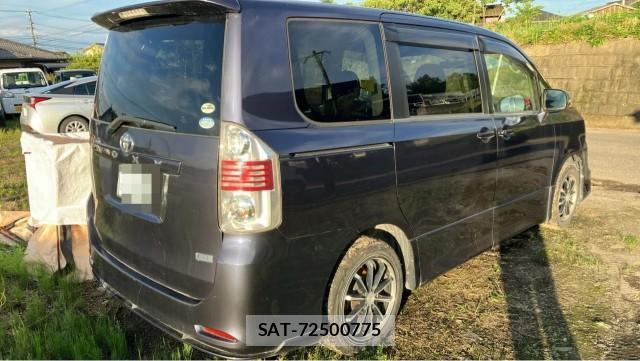 Toyota VOXY 2007-08 8281403-12