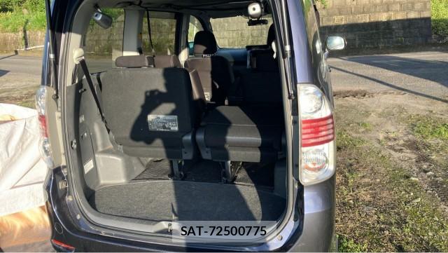 Toyota VOXY 2007-08 8281403-17