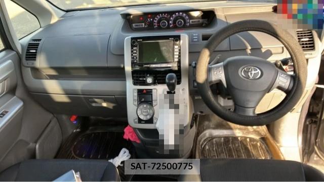 Toyota VOXY 2007-08 8281403-2