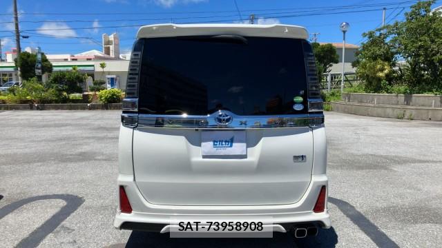 Toyota VOXY 2018-06 8281411-1