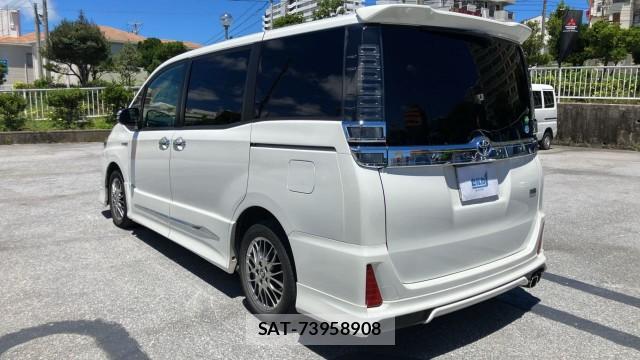 Toyota VOXY 2018-06 8281411-12